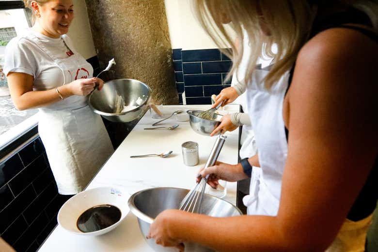 Batendo o creme de tiramisu até obter a consistência perfeita