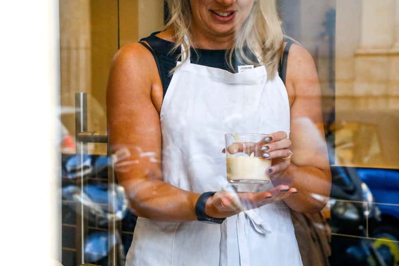 Segurando a mistura suave de tiramisu