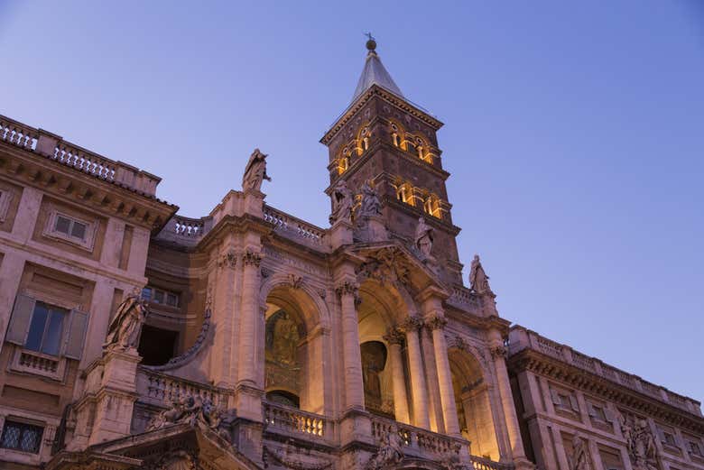 Basílica de Santa María la Mayor iluminada
