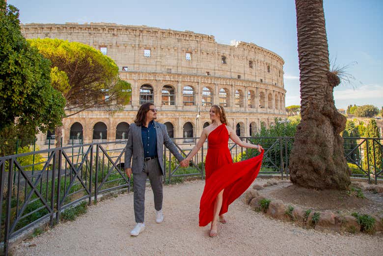 In posa di fronte al Colosseo