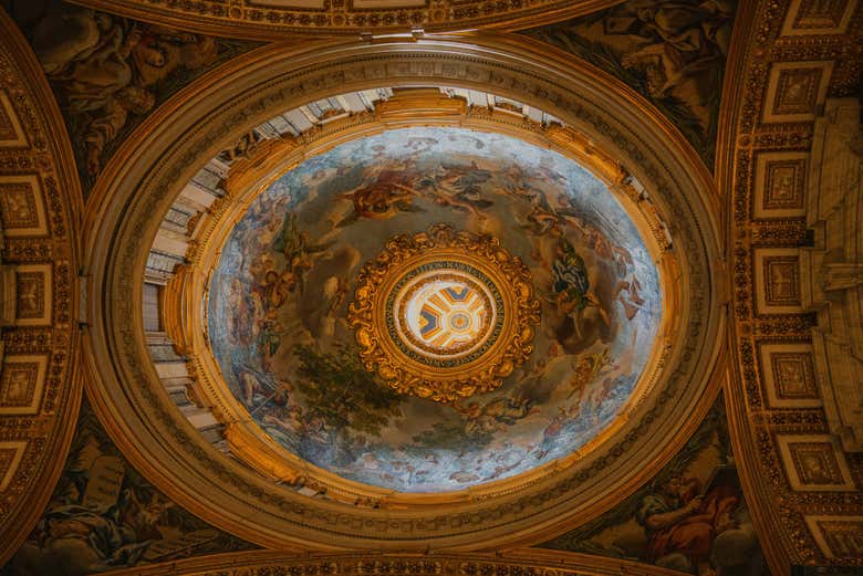 Le plafond et la coupole de la basilique Saint-Pierre