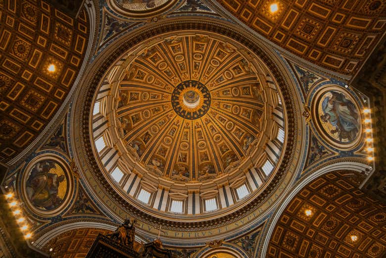 Le plafond et la coupole de la basilique Saint-Pierre