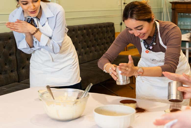 making tiramisù