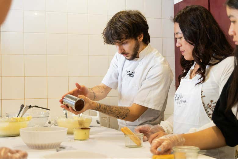 Aggiungendo il cacao sul tiramisù