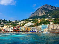 Vistas de Capri desde el mar en un día soleado