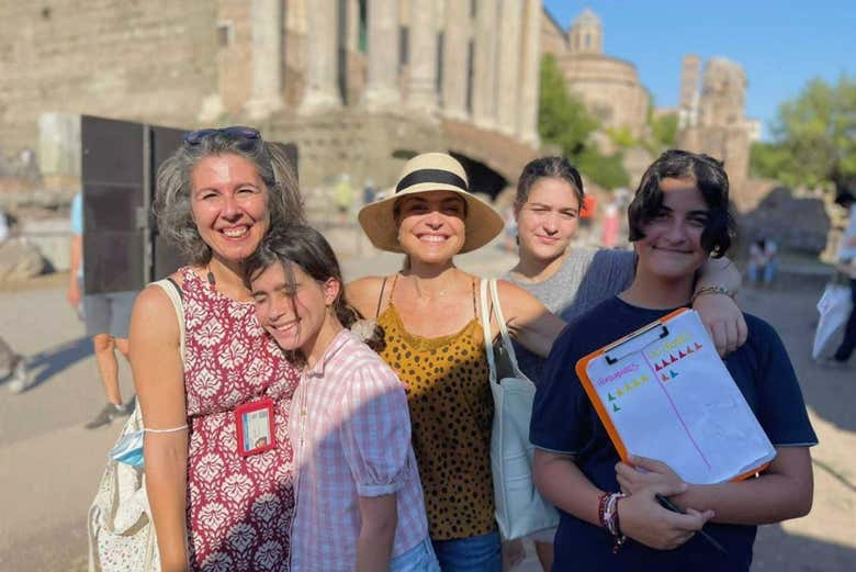 Familia sonriente mientras los niños aprenden historia jugando