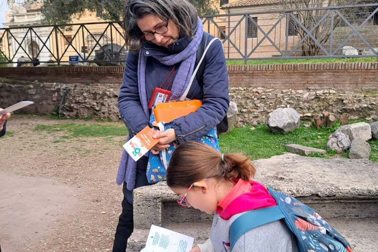 Pequeños resolviendo un juego sobre gladiadores durante el tour