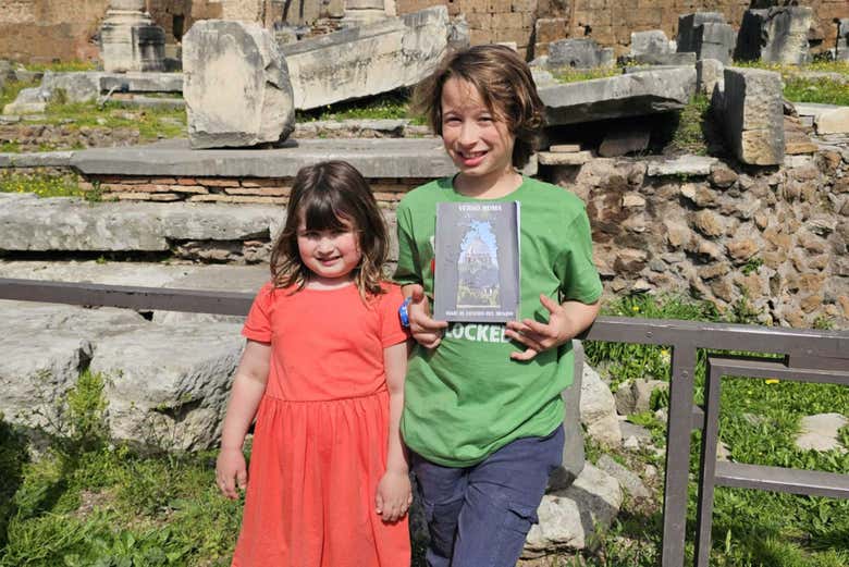 Dos participantes del tour sosteniendo uno de nuestros regalos