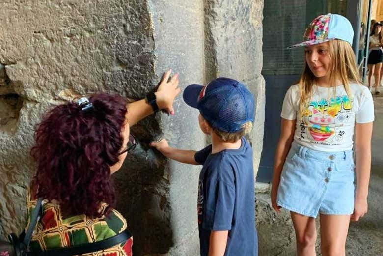 Niños imaginando cómo era el Coliseo en la antigüedad