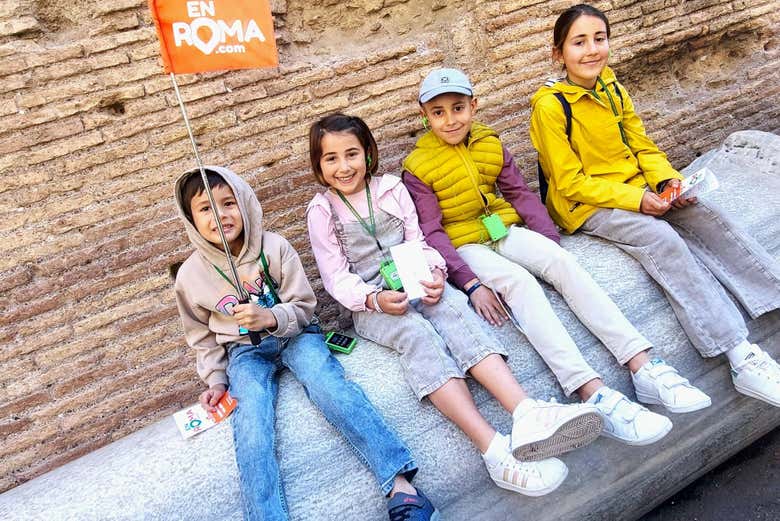 Foto final con los niños  al Coliseo