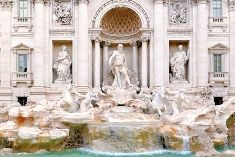 Vista frontal de la Fontana de Trevi