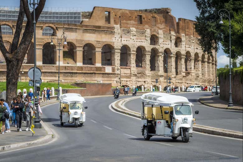 Junto al Coliseo de Roma