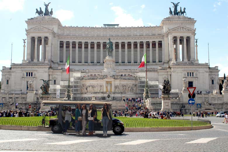 Pasando frente al Monumento a Víctor Manuel II