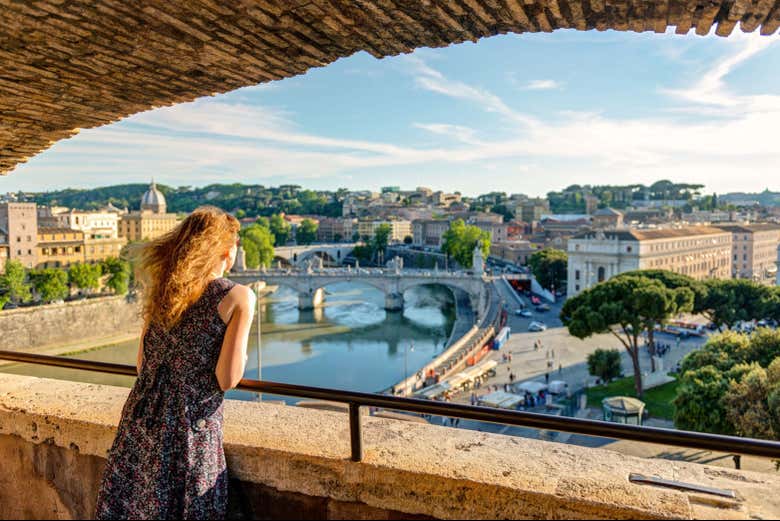 Contemplando Roma desde la terraza del castillo