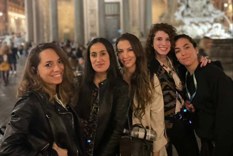 Amigas em frente ao panteão durante a visita guiada por Roma