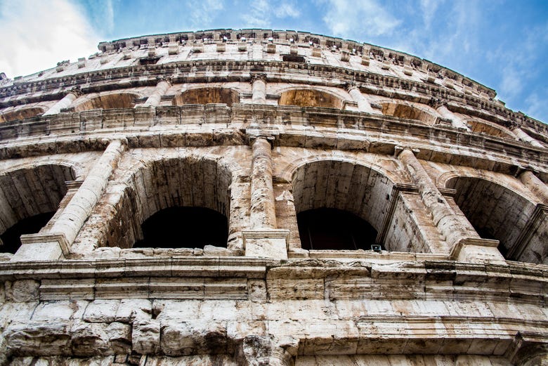 Admirando o exterior do Coliseu