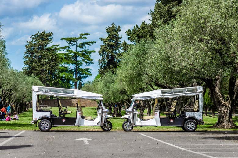 Tuks tuks eléctricos preparados para la ruta