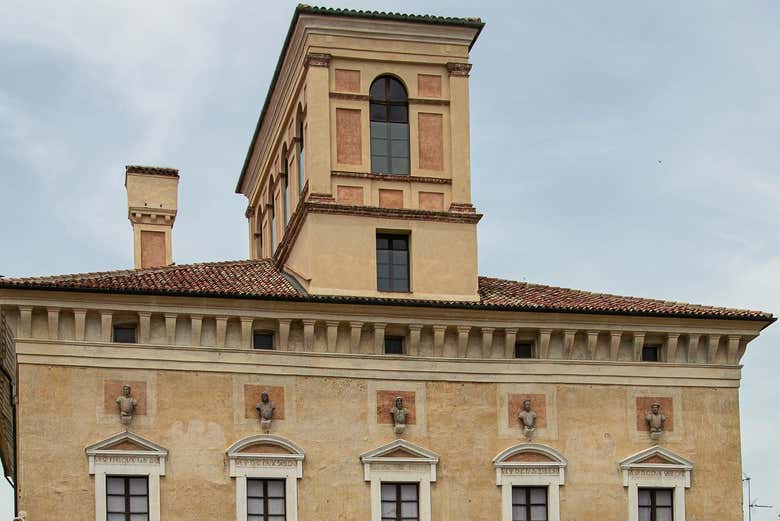 Osservando la facciata del Palazzo Ducale