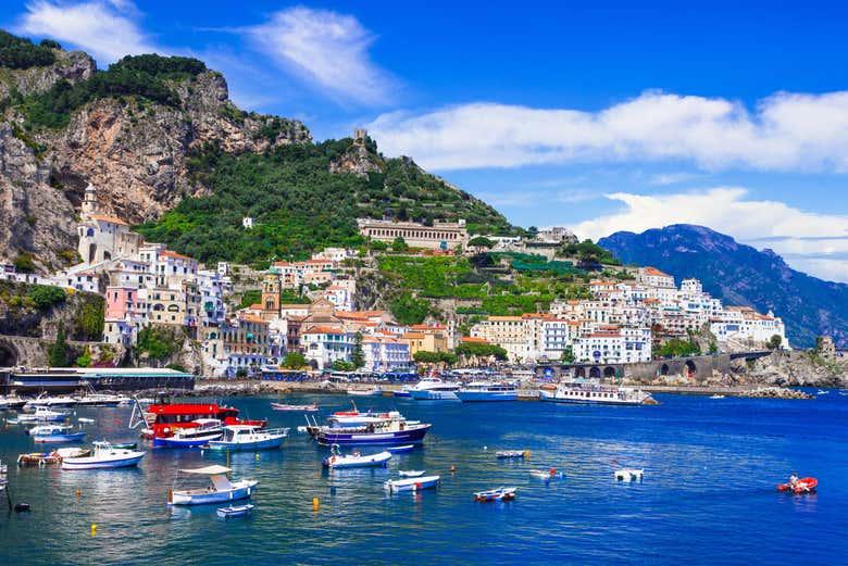 Panorámica de Amalfi y sus barcos