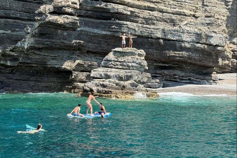 Podréis bañaros en las cristalinas aguas de la Costa Amalfitana