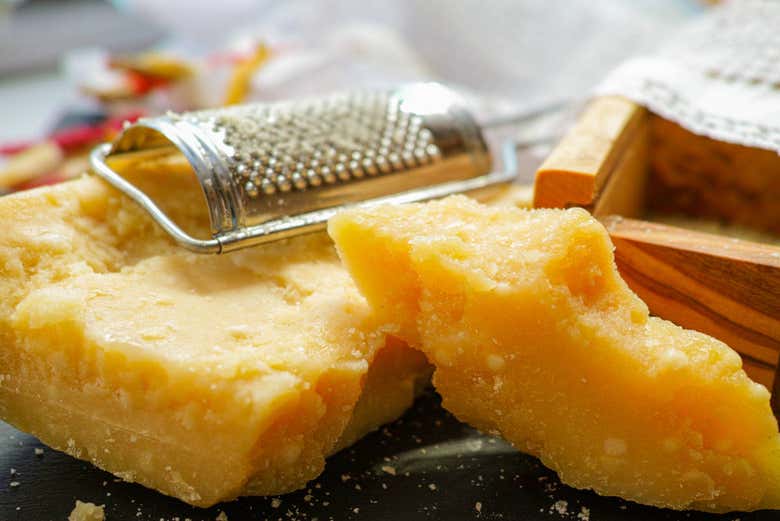 Degustando diferentes variedades de queijos