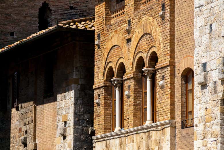 Contemplando l'architettura di San Gimignano
