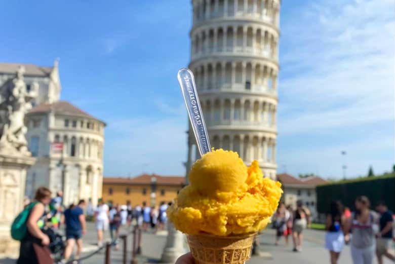 Helado con la Torre de Pisa al fondo