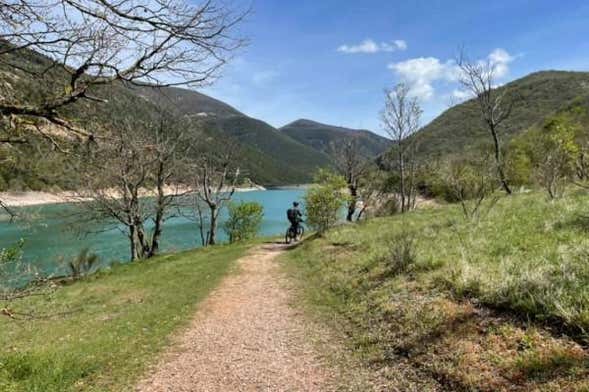 Tour en bicicleta eléctrica por el Lago di Fiastra