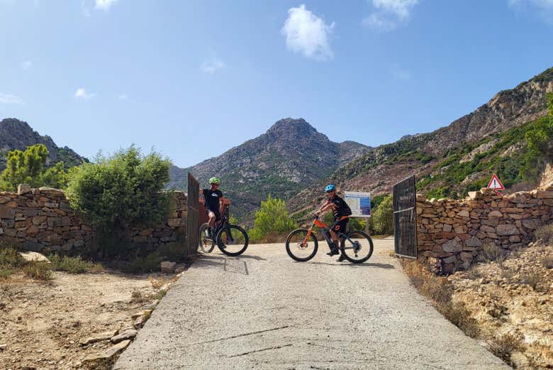 À vélo vers les piscines naturelles de la rivière Pitrisconi