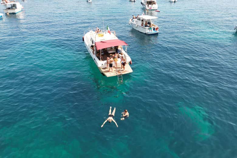 Baignade à côté du bateau