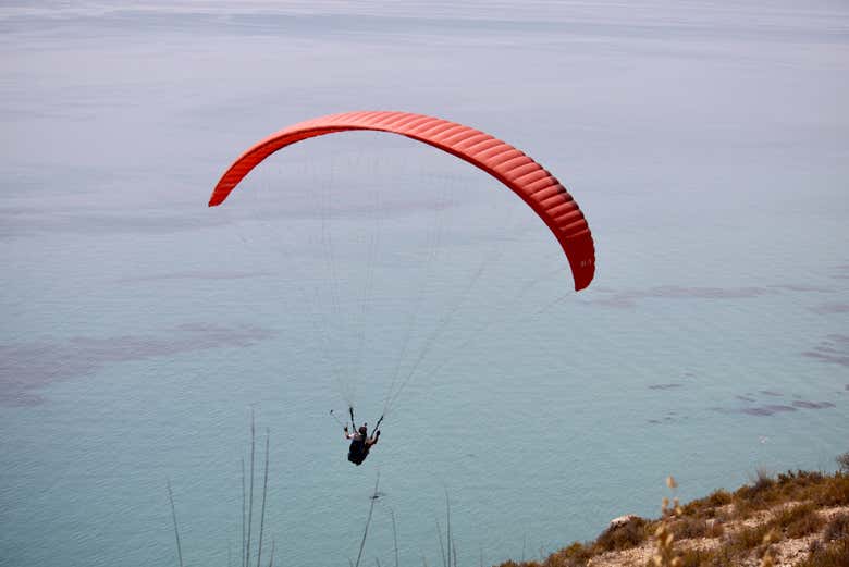 Parapendio in tandem sul mare