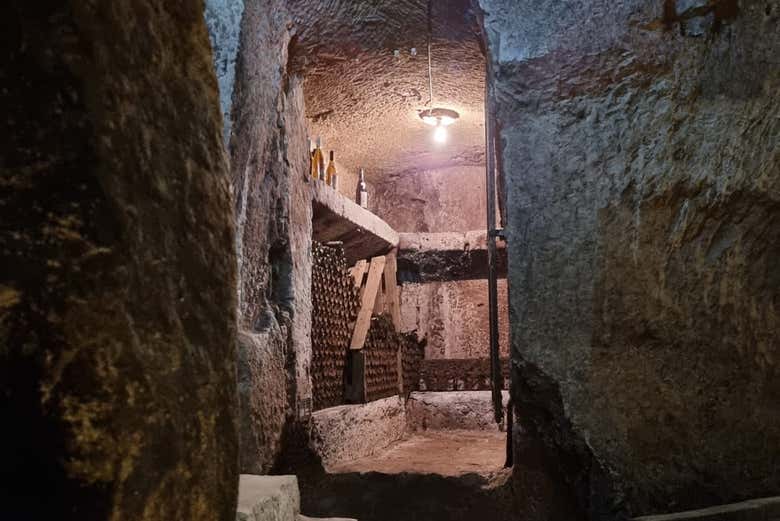 Recorriendo los pasadizos de la cantina Mustilli
