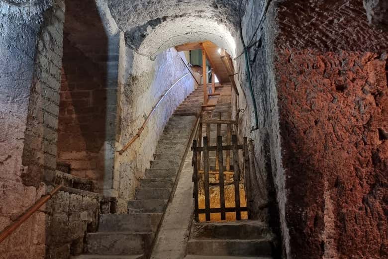 Scale all'interno delle cantine di tufo
