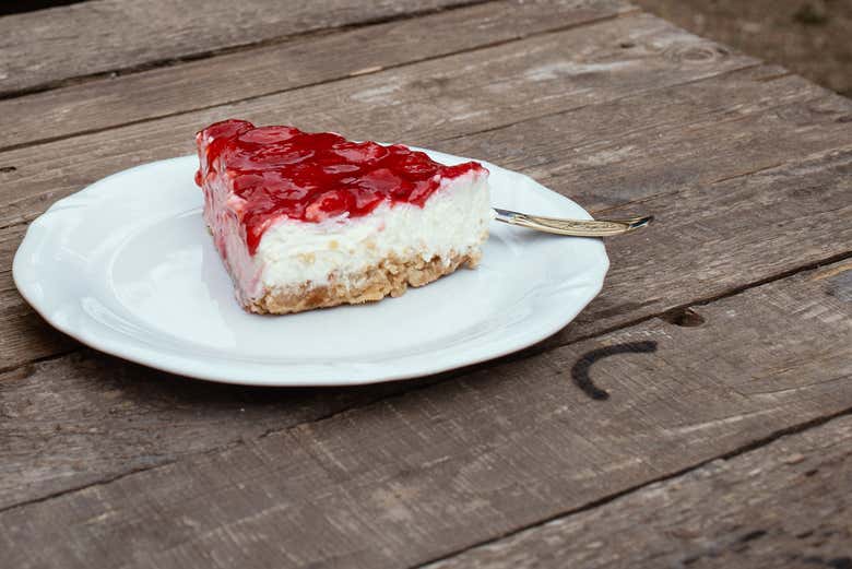 Una torta con marmellata di ciliegie