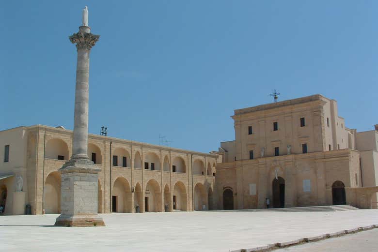 Colonna corinzia e Santuario di Santa Maria de Finibus Terrae