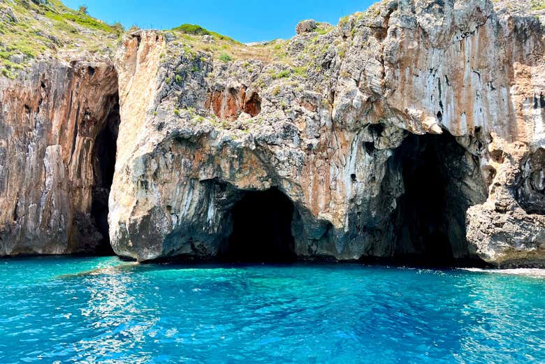 Cuevas marinas sobre aguas turquesas en Santa María de Leuca
