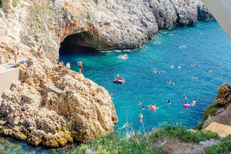Baignade à côté d'une grotte