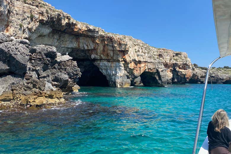 Ammirando la costa rocciosa 