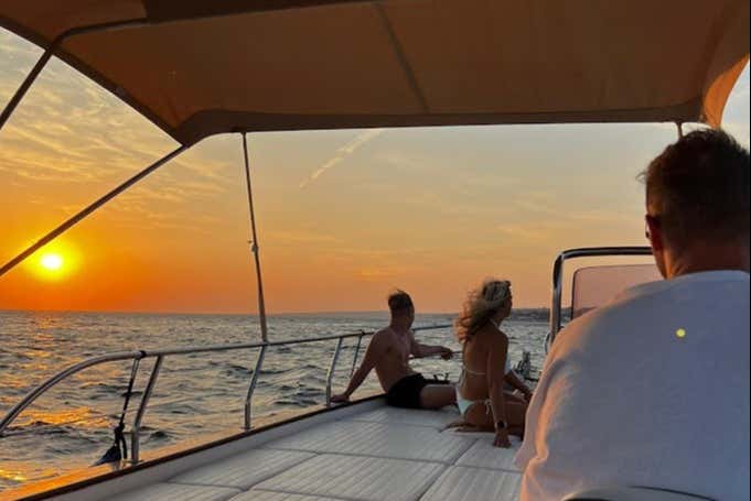 Balade en bateau au coucher du soleil