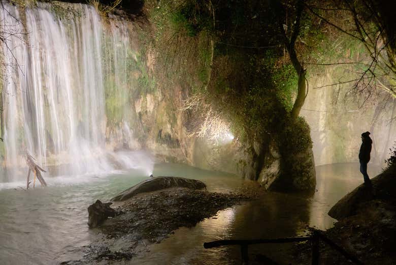 Souvenir photo with the waterfall in the background
