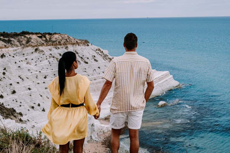 Um casal na Escada dos Turcos ou Scala dei Turchi