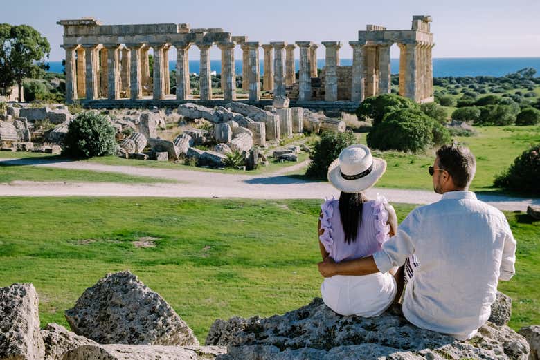 Taking romantic couple's photos in Selinunte
