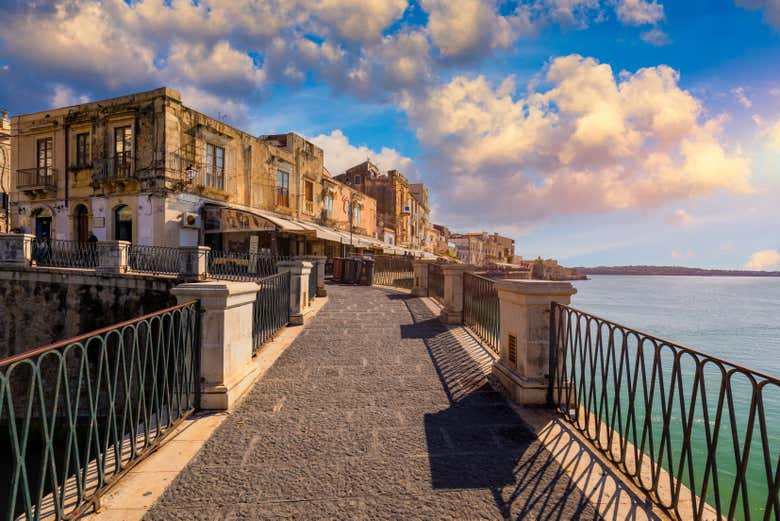 Promenade le long de la côte de l'île d'Ortigia
