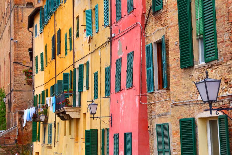 Coloridas fachadas de los edificios del centro de Siena