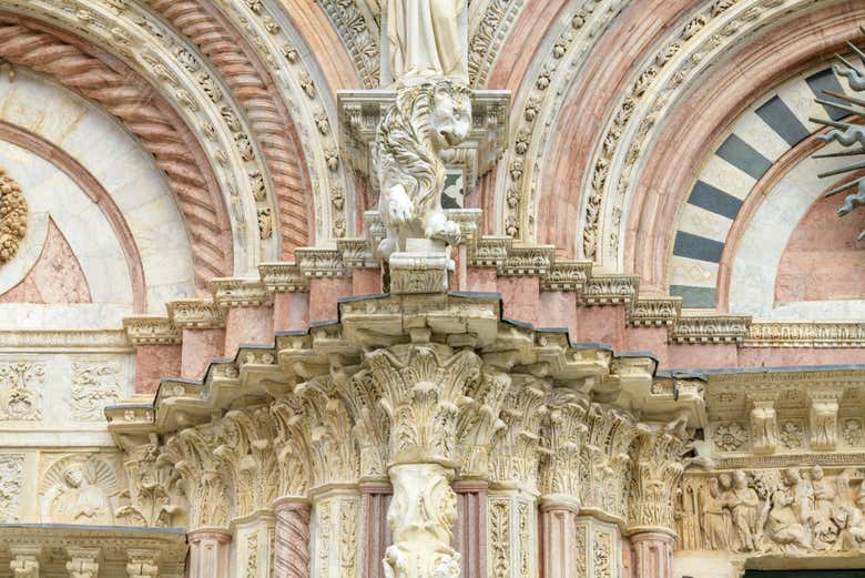 Detalles de capiteles esculpidos en la fachada de la catedral