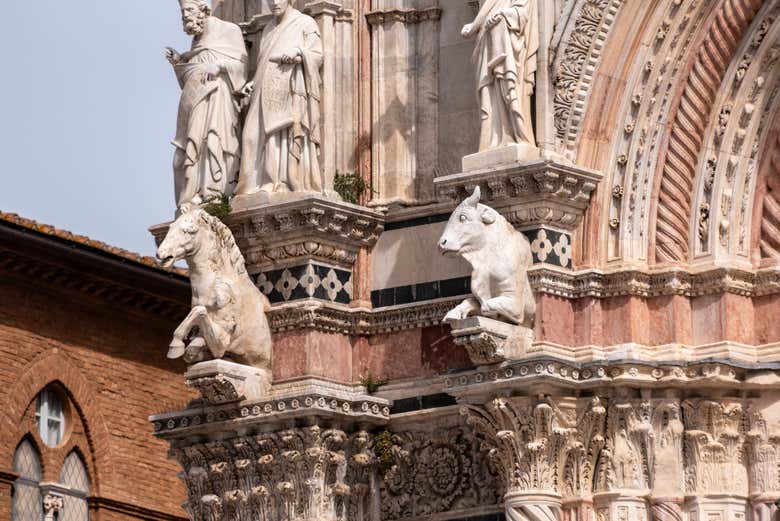 Detalhes esculturais da fachada