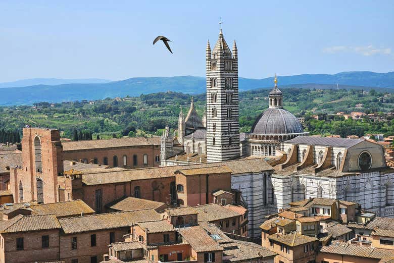 Vista aérea de Siena con el Duomo
