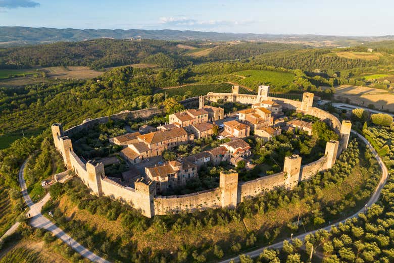 Monteriggioni se halla rodeado de murallas