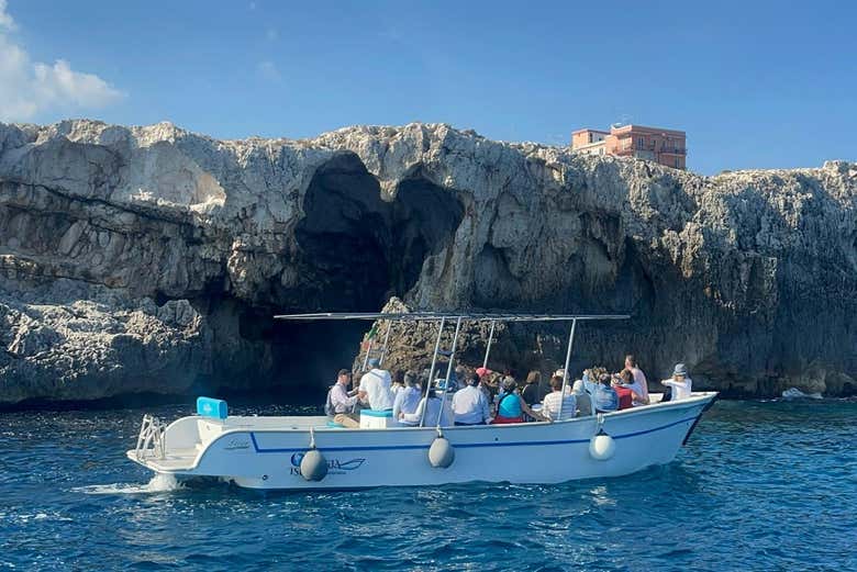Barco navegando por Ortigia 