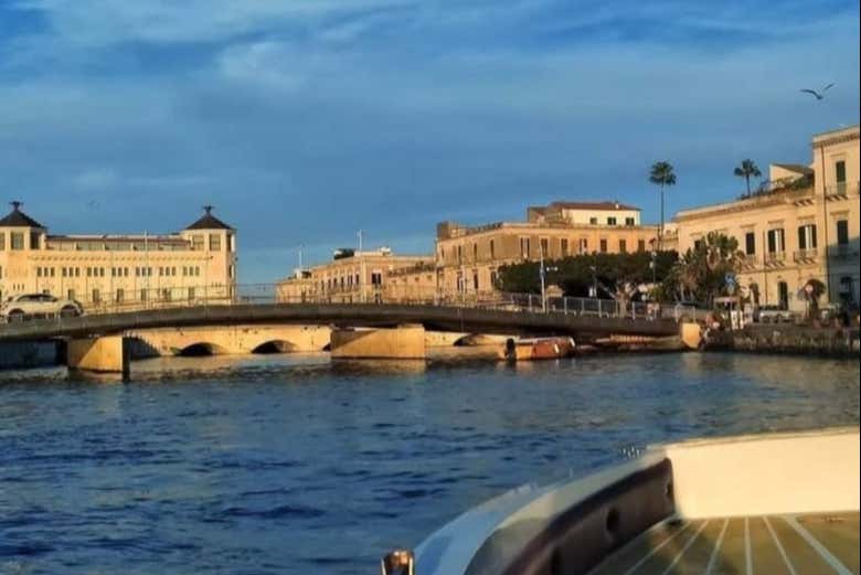 Recorriendo Ortigia al anochecer